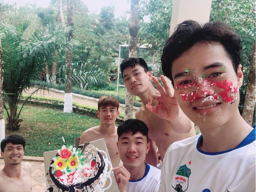 Tiền vệ Văn Toàn đã đón sinh nhật tuổi 23 đầy ấm áp hạnh phúc 