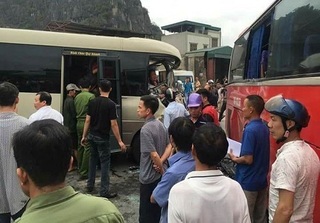 Quảng Ninh: 2 xe khách tông nhau, hàng chục người bị thương