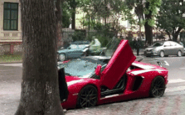 Clip ghi lại nỗi khổ của chủ xe Lamborghini mui trần