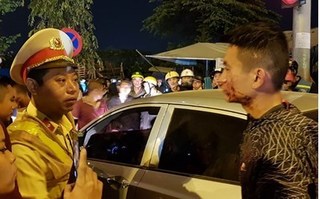 Hà Nội: Tài xế ô tô đánh 2 vợ chồng đi xe máy hộc máu rồi cố thủ trong xe