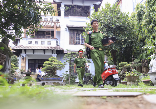 Khám nhà 2 cựu chủ tịch Đà Nẵng, công an mang về hộp giấy màu đen