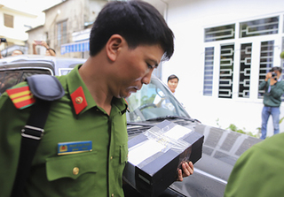 Khám nhà 2 cựu chủ tịch Đà Nẵng, công an mang về hộp giấy màu đen