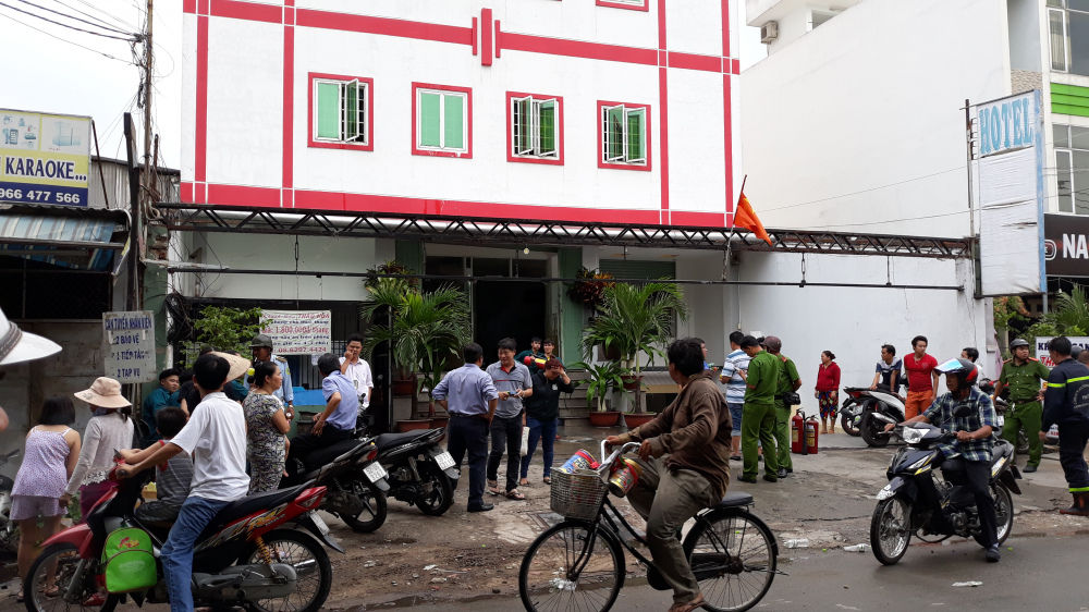 Cháy dữ dội tại khách sạn ở Sài Gòn, nhiều người ôm va li tháo chạy