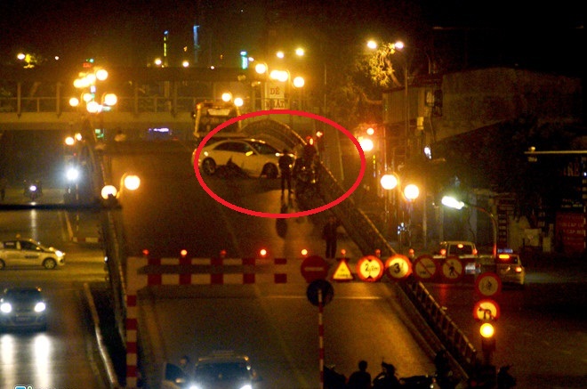 Xế hộp gây tai nạn tông nát xe máy trên cầu vượt Thái Hà