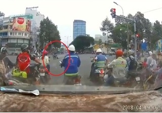 Clip: Cô gái bị tên cướp giật túi xách, kéo lê trên đường phố Sài Gòn gây phẫn nộ