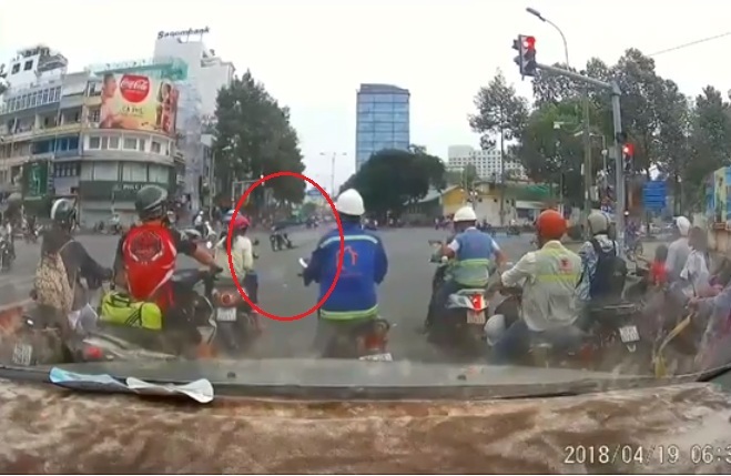 Clip cô gái bị tên cướp giật túi xách, kéo lê trên đường phố Sài Gòn gây phẫn nộ