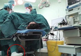 Nữ bác sĩ bị gãy chân vẫn tham gia ca phẫu thuật dài 5 tiếng