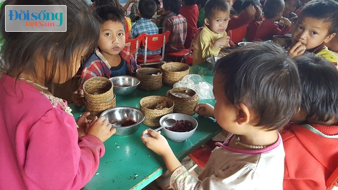 nẹp cơm khô khốc của những đứa trẻ người Xinh Mun