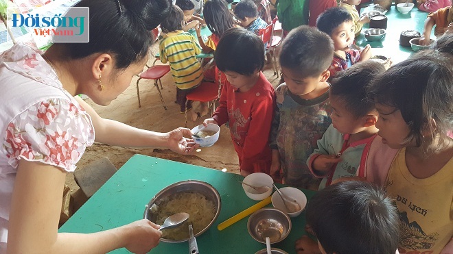 nẹp cơm khô khốc của những đứa trẻ người Xinh Mun