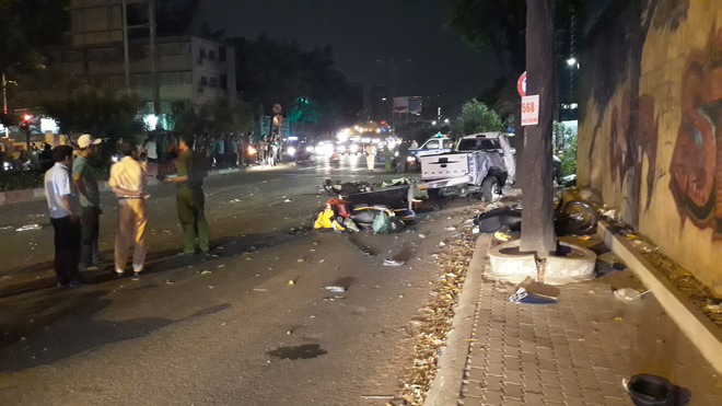 Xe bán tải tông loạt xe máy dừng đèn đỏ ít nhất 1 người chết