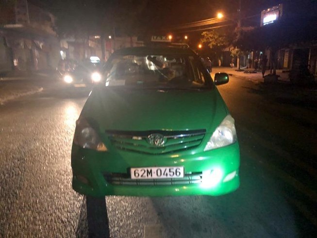 Truy bắt nhóm thanh niên nổ súng như phim vào xe taxi ở Tiền Giang