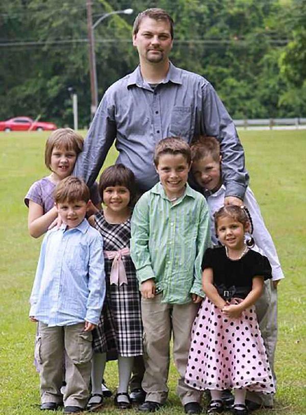 10 năm hiếm muộn, cặp vợ chồng nhận nuôi 6 đứa con