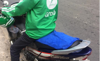 Chiếc khăn trải lên yên xe và lời nói ngại ngùng của tài xế Grabbike