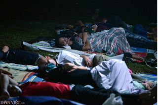Du khách ngủ la liệt dưới trời mưa lạnh ở Đền Hùng chờ giờ G