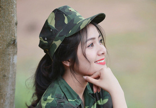 Nữ sinh “thiên thần áo dài” lại gây thương nhớ với trang phục áo lính