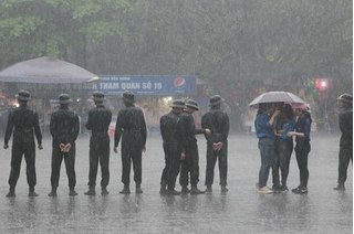 Chiến sĩ cùng tình nguyện viên dầm mưa hỗ trợ người dân dâng hương tại Đền Hùng