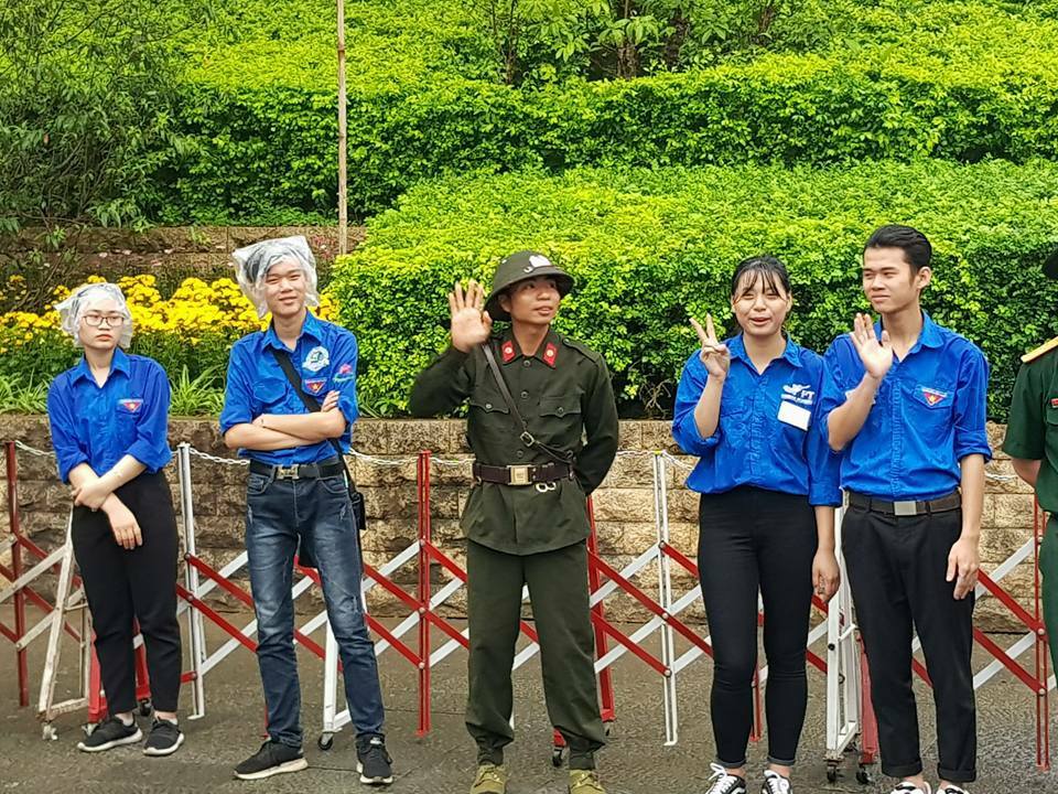 Nhiều chiến sĩ cùng tình nguyện viên dầm mưa tại lễ hội Đền Hùng