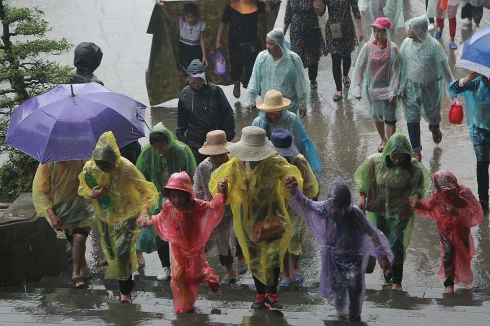 Nhiều chiến sĩ cùng tình nguyện viên dầm mưa tại lễ hội Đền Hùng