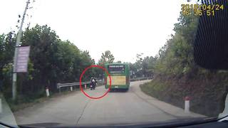 Xe máy vượt xe buýt đúng khúc cua, 3 người thoát chết trong gang tấc