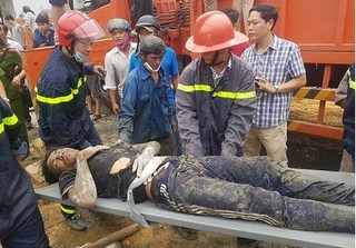 Sập giàn giáo cây xăng, 7 công nhân bị vùi trong đống đổ nát