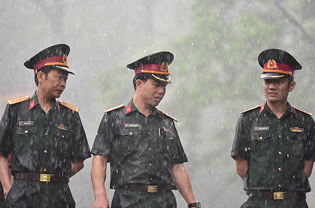 Xúc động chiến sĩ công an dầm mưa bảo vệ an ninh ngày Giỗ Tổ