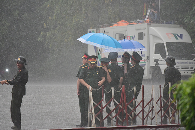 Xúc động chiến sĩ công an dầm mưa bảo vệ an ninh ngày Giỗ Tổ