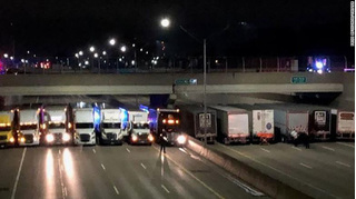 13 xe container dàn hàng ngang dưới chân cầu giúp cảnh sát ngăn vụ tự tử