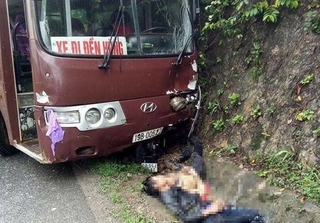 Xe đi Đền Hùng va chạm với xe máy, 5 người bị thương