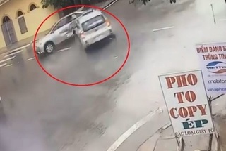 Clip: Taxi và ô tô con tông nhau kinh hoàng ở Nam Định
