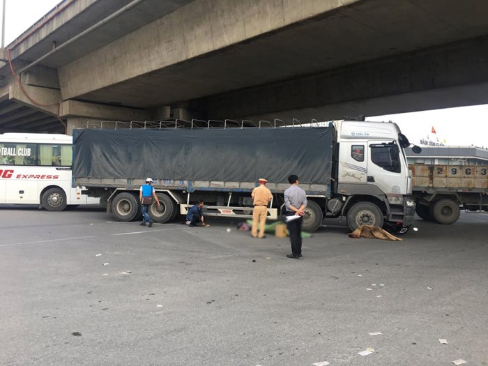 Hà Nội: Người phụ nữ va chạm với xe tải bị cuốn vào gầm tử vong