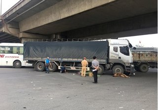 Hà Nội: Người phụ nữ va chạm với xe tải bị cuốn vào gầm tử vong