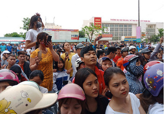 Nóng: Hàng trăm người dân Thanh Hóa vây kín tụ điểm nghi 'Hội thánh Đức Chúa Trời Mẹ'