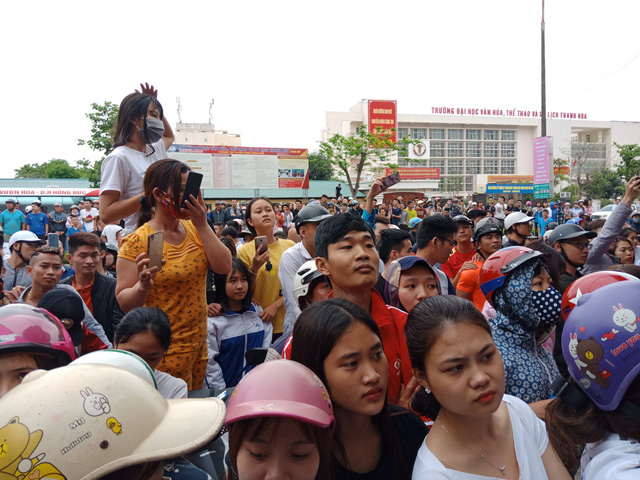 Hàng trăm người dân Thanh Hóa vây kín Hội thánh Đức Chúa Trời Mẹ