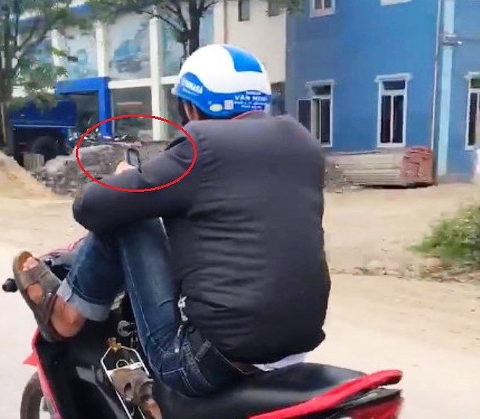 Thanh niên điều khiển xe máy bằng chân ở Nghệ An