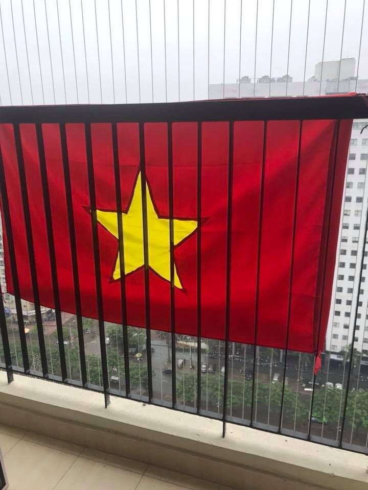 Chung cư Hà Nội rực rỡ cờ đỏ sao vàng mừng ngày thống nhất