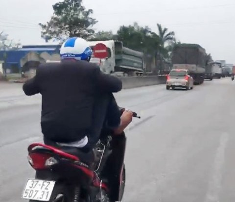 Triệu tập nam thanh niên dùng 2 chân điều khiển xe máy trên quốc lộ