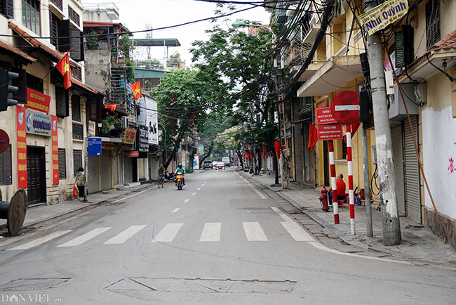 Đường phố Hà Nội vắng vẻ như Tết dịp nghỉ lễ kéo dài 4 ngày