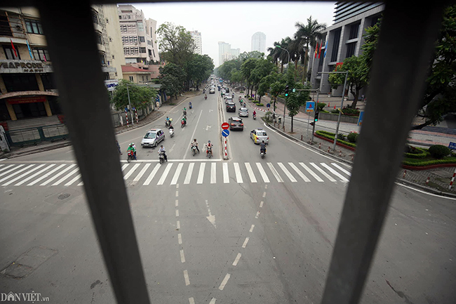 Đường phố Hà Nội vắng vẻ như Tết dịp nghỉ lễ kéo dài 4 ngày