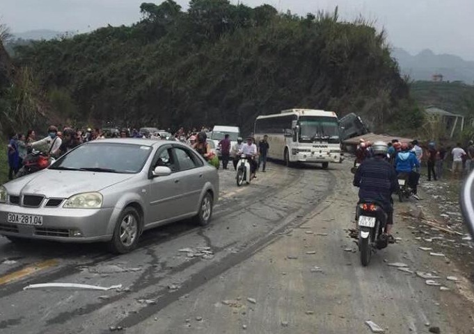 Hòa Bình: Xe rơ moóc chở đá xẻ bị lật, 2 người bị thương, QL6 tắc nghẽn hàng km4