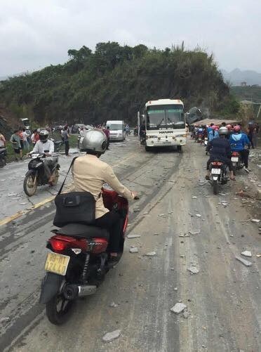 Hòa Bình: Xe rơ moóc chở đá xẻ bị lật, 2 người bị thương, QL6 tắc nghẽn hàng km9