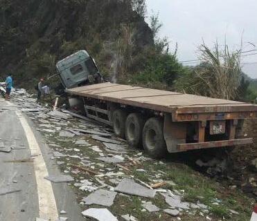 Hòa Bình: Xe rơ moóc chở đá xẻ bị lật, 2 người bị thương, QL6 tắc nghẽn hàng km2