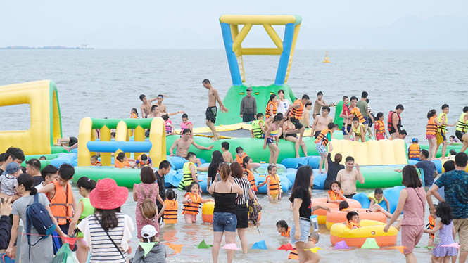 Tại các khu vui chơi dưới nước ở khu du lịch Bãi Cháy trẻ em người lớn đông vui nhộn nhịp