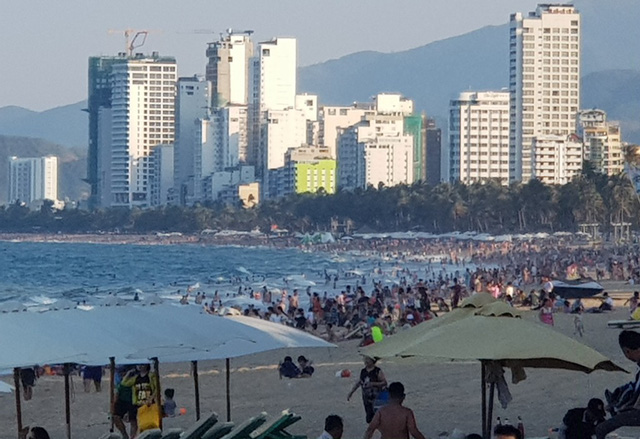 Tại bãi biển ở Nha Trang đông nghịt du khách và người dân tắm biển trong ngày đầu nghỉ lễ