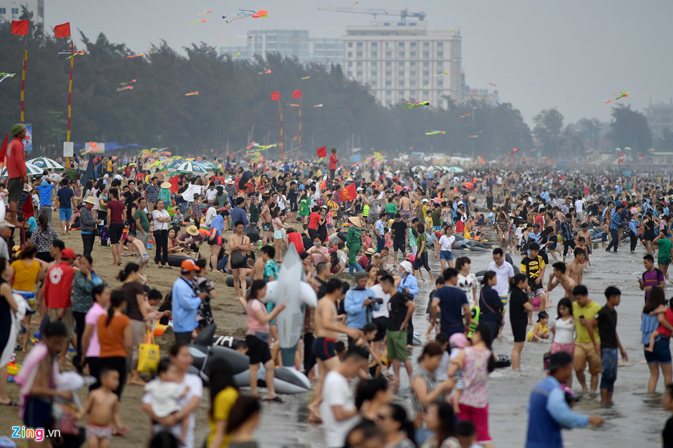 hàng chục nghìn người vẫn đổ về bãi biển Sầm Sơn của Thanh Hóa để vui chơi
