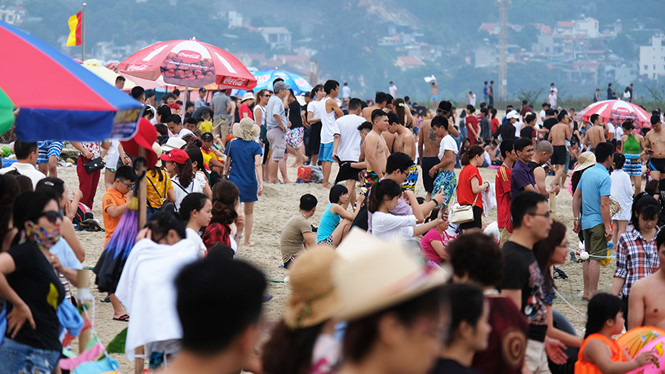 Bãi tắm Hạ Long cũng đông kín