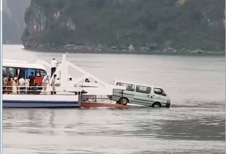 Một ôtô suýt rơi xuống biển khi phà rời bến ở Hải Phòng