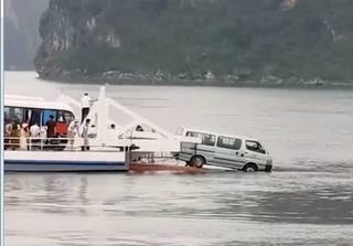 Đi phà từ Hải Phòng sang Tuần Châu, một ôtô suýt rơi xuống biển