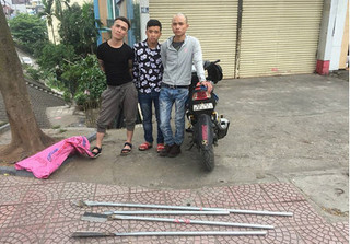 CSGT Hà Nội khống chế 3 thanh niên cầm giáo mác 'thị uy' trên phố