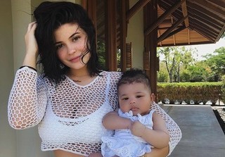 Kylie Jenner gây bão với loạt ảnh khoe ngực đầy, hông nở bên con gái