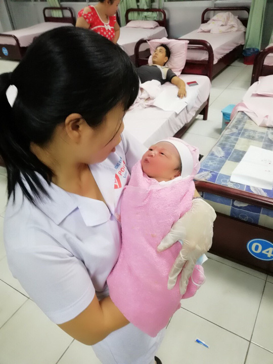Bé gái sơ sinh bị bỏ rơi tại nhà vệ sinh Công ty Pou Yuen